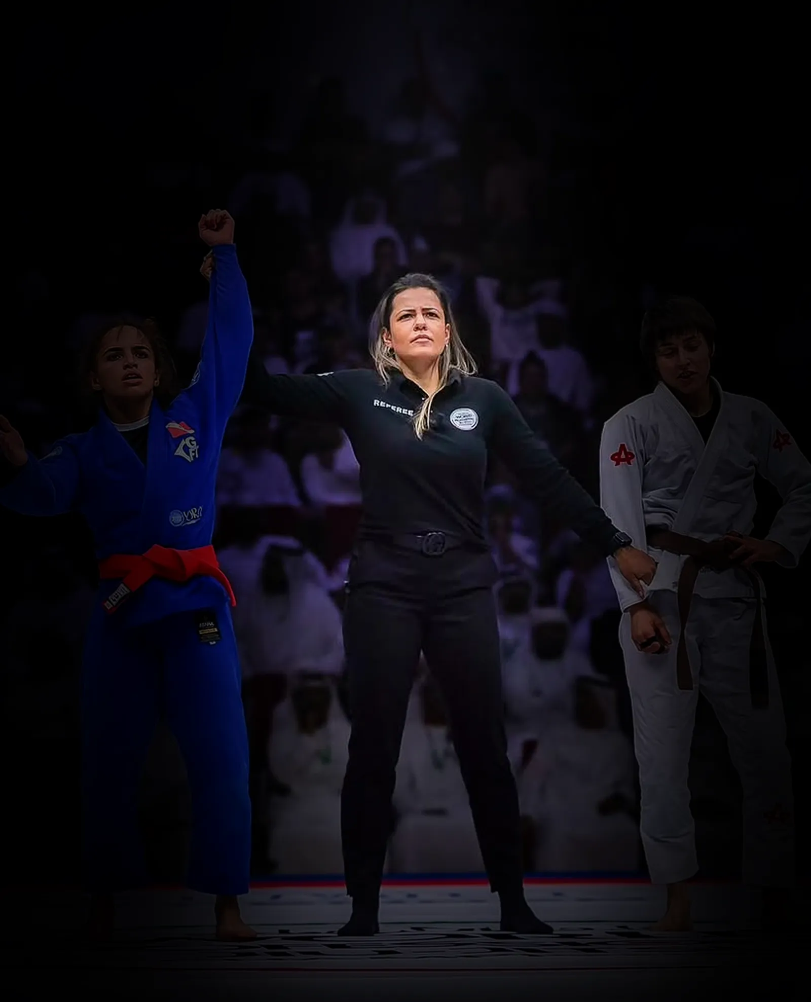 Bruna Marques refereeing a Brazilian Jiu-Jitsu final in a packed arena